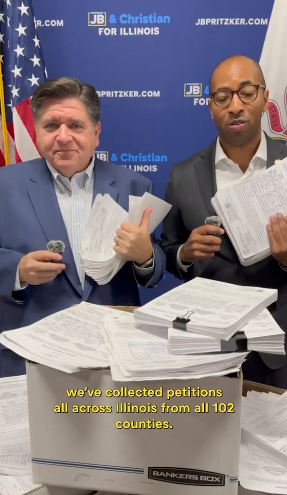 Imagen de Y el gobernador de Illinois JB Pritzker va por su tercer mandato!... Ha juntado mas de 50 mil firmas para aparecer en las elecciones para gobernador y vicegobernador del estado. Hará dupla con Christian Mitchell.